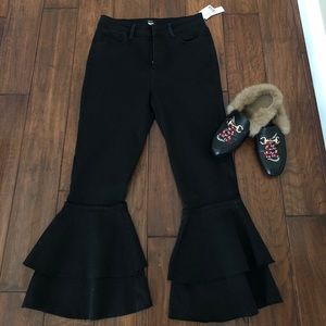 SUPER CUTE NWT Flared black jeans